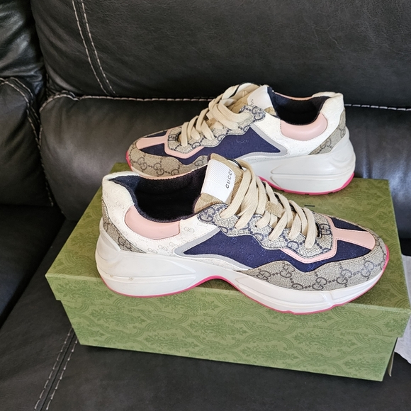 Gucci Shoe - Picture 2 of 3